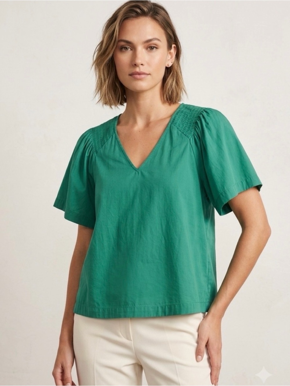 Evereve Women's Green V-Neck Short Sleeve Top